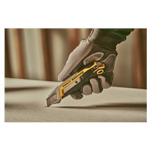 Nůž s odlamovací čepelí s jezdcem 18mm FMHT10594-0
